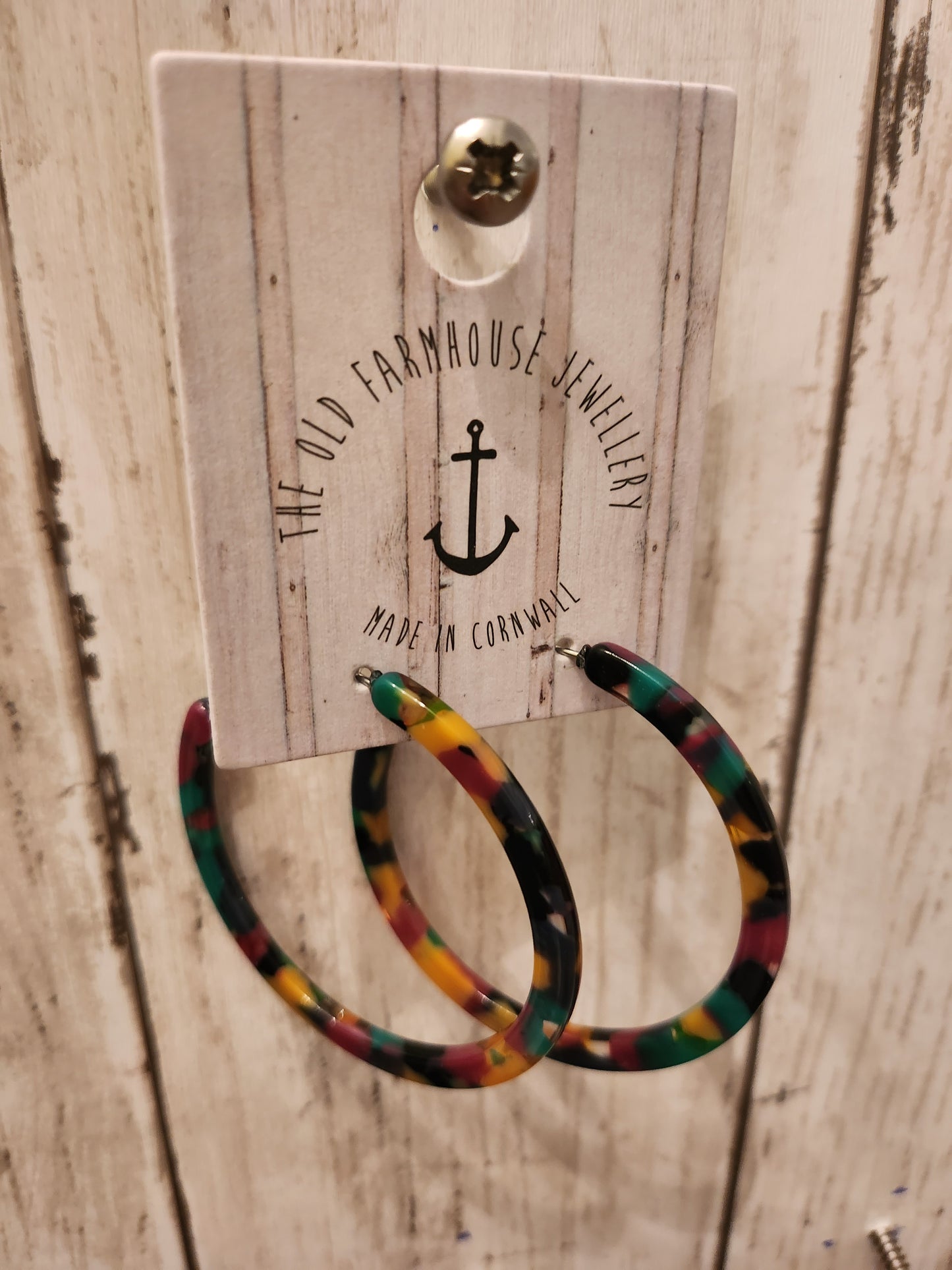 Multi-coloured acyclic hoops